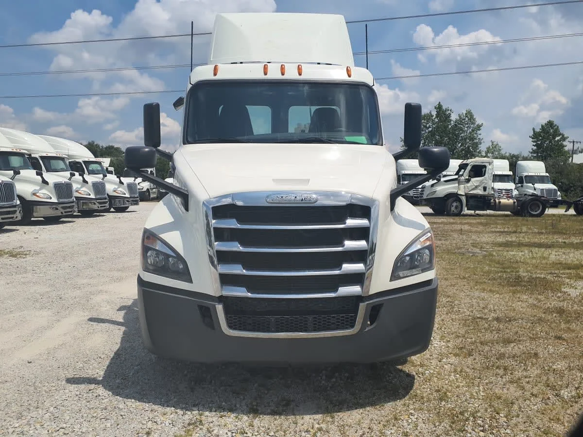 2020 Freightliner Cascadia in Indianapolis, IN — photo 2