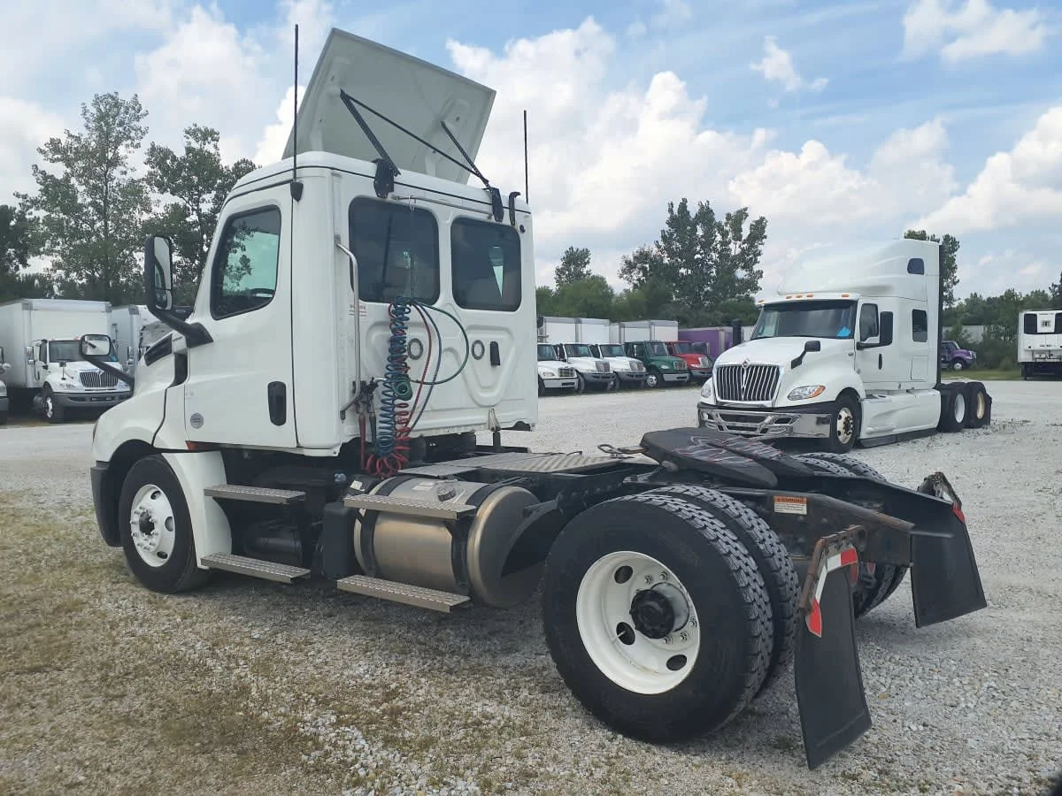 2020 Freightliner Cascadia in Indianapolis, IN — photo 6