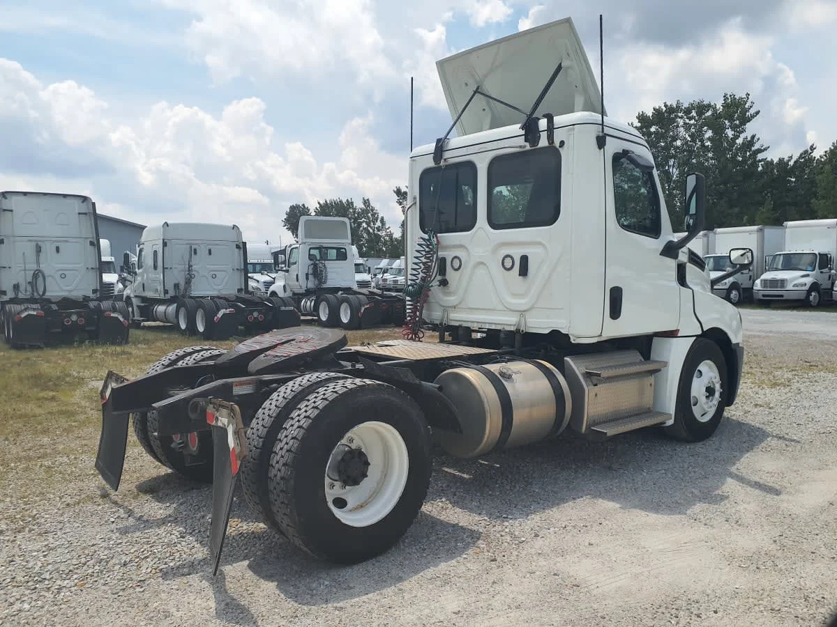 2020 Freightliner Cascadia in Indianapolis, IN — photo 4
