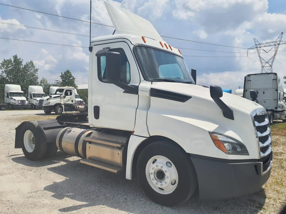 2020 Freightliner Cascadia in Indianapolis, IN — photo 3