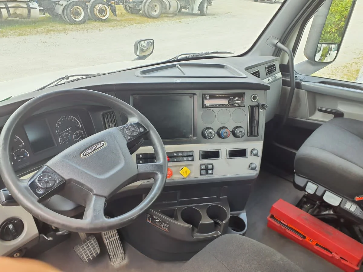 2020 Freightliner Cascadia in Indianapolis, IN — photo 9