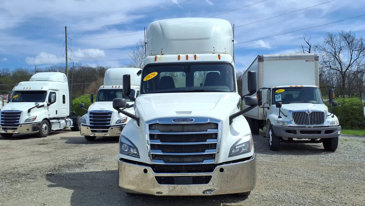 2020 Freightliner Cascadia in West Chester, OH — photo 2