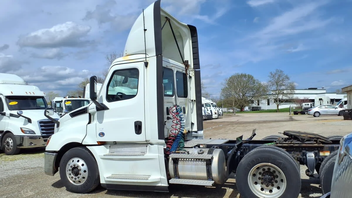 2020 Freightliner Cascadia in West Chester, OH — photo 6