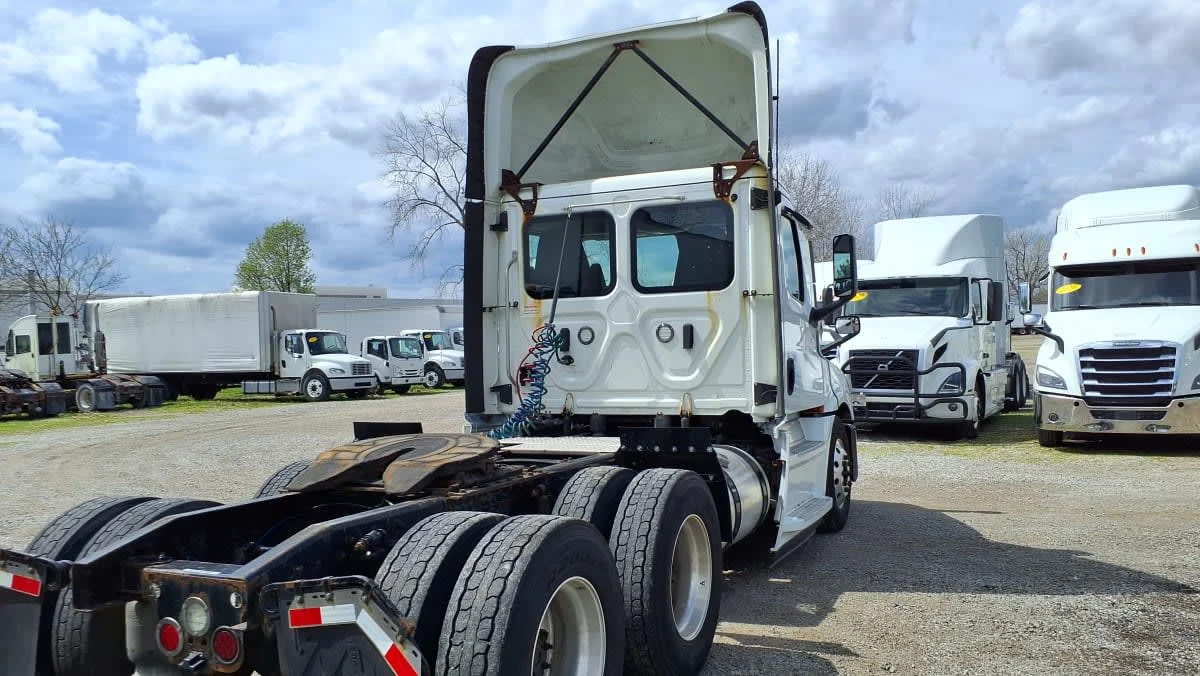2020 Freightliner Cascadia in West Chester, OH — photo 4