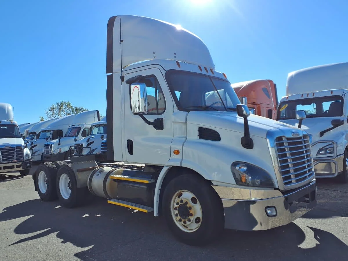 2017 Freightliner Cascadia in Minneapolis, MN — photo 3