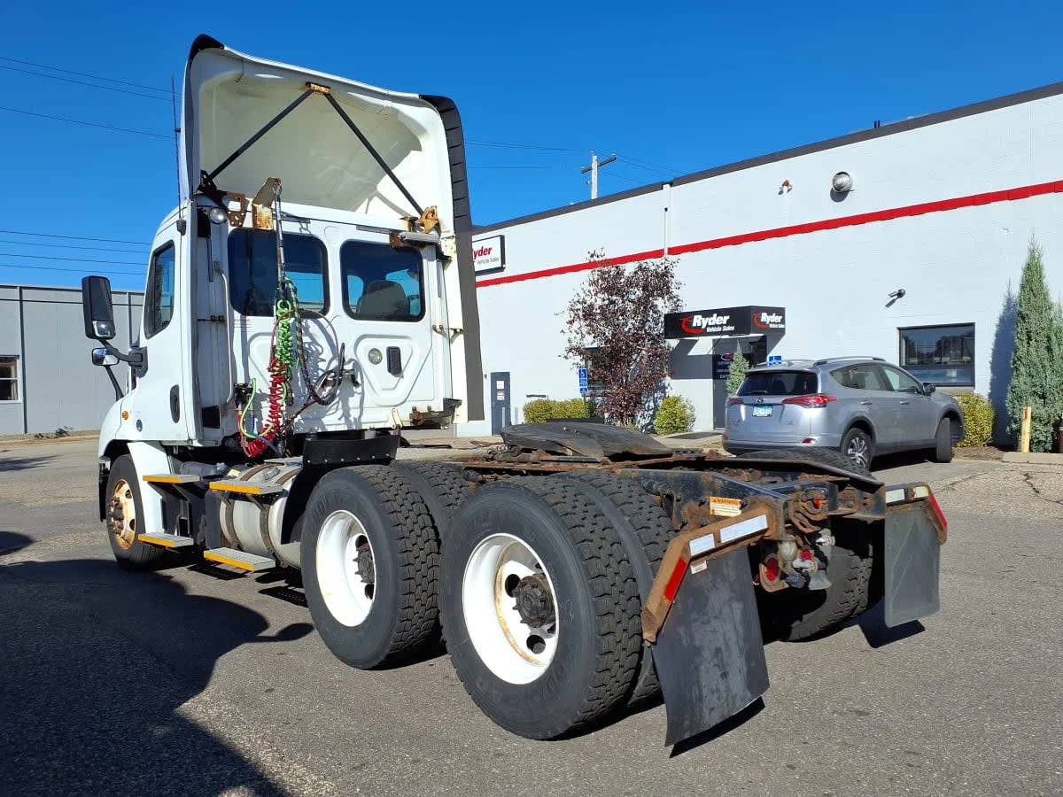 2017 Freightliner Cascadia in Minneapolis, MN — photo 6