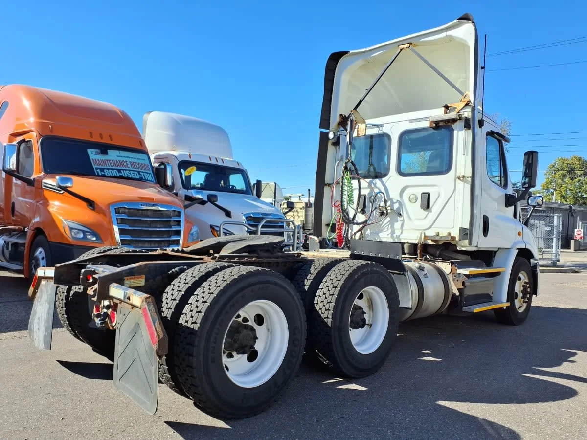 2017 Freightliner Cascadia in Minneapolis, MN — photo 4