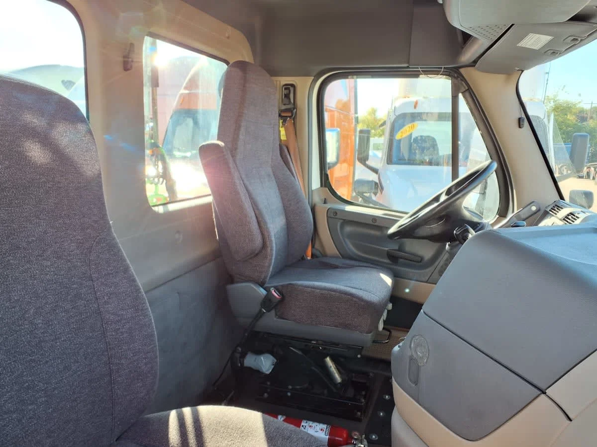 2017 Freightliner Cascadia in Minneapolis, MN — photo 7