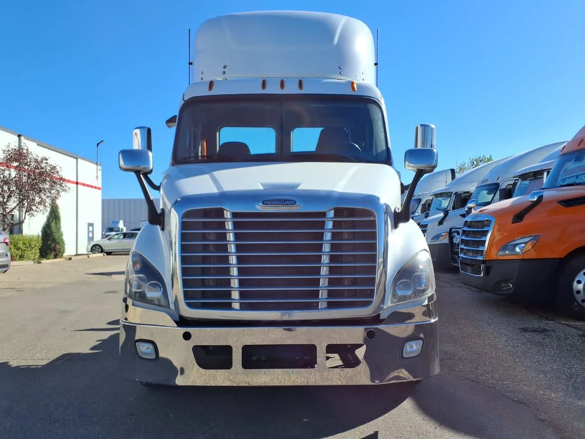 2017 Freightliner Cascadia in Minneapolis, MN — photo 2