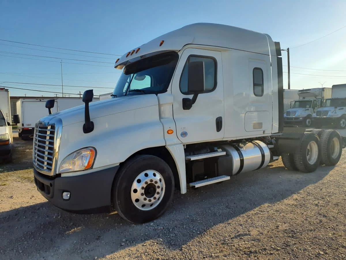 2020 Freightliner Cascadia - image 3