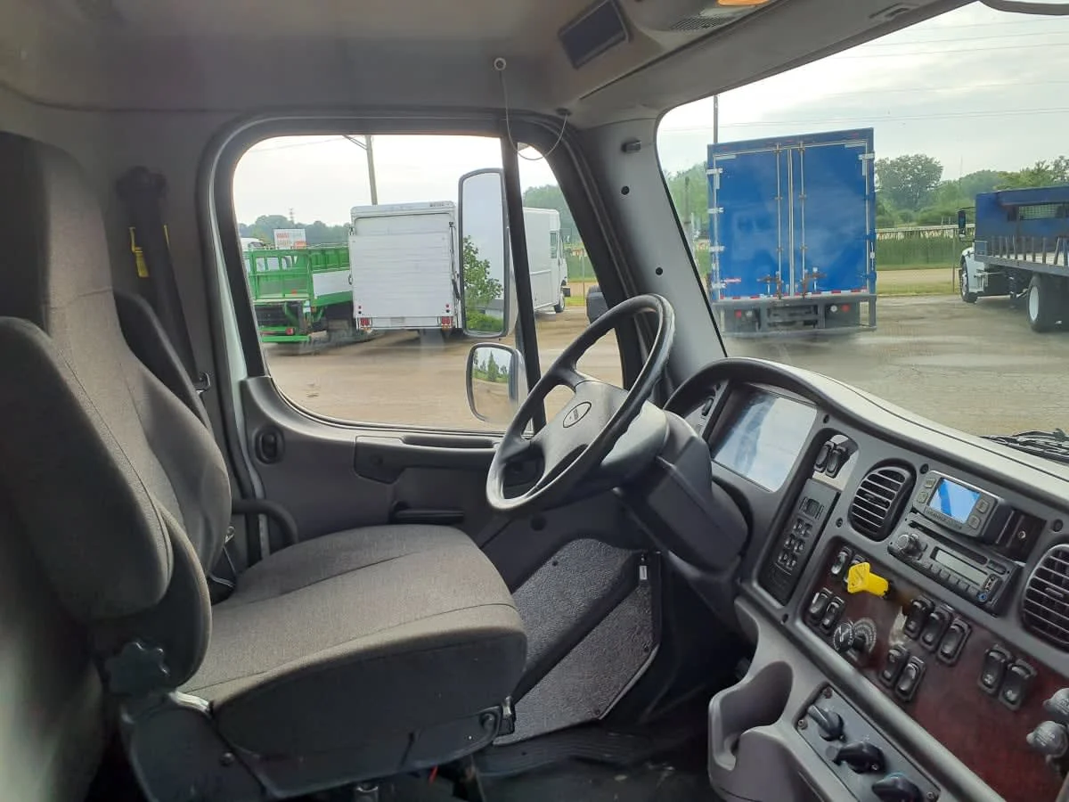 2016 Freightliner M2 106 - image 7