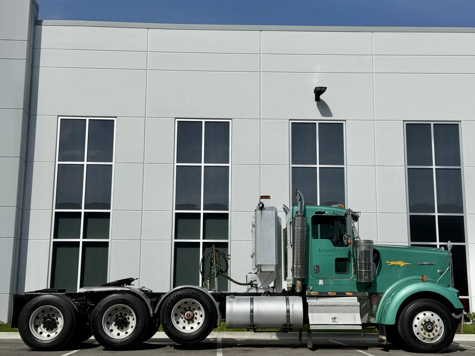 2005 Kenworth W900 - image 3