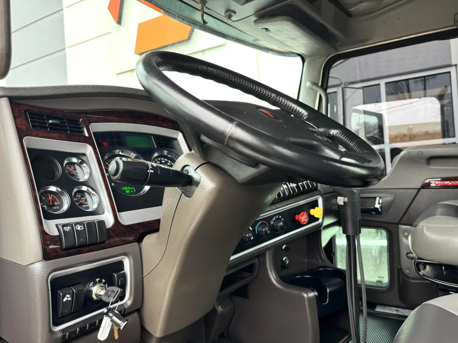 2023 Kenworth W900 - image 15