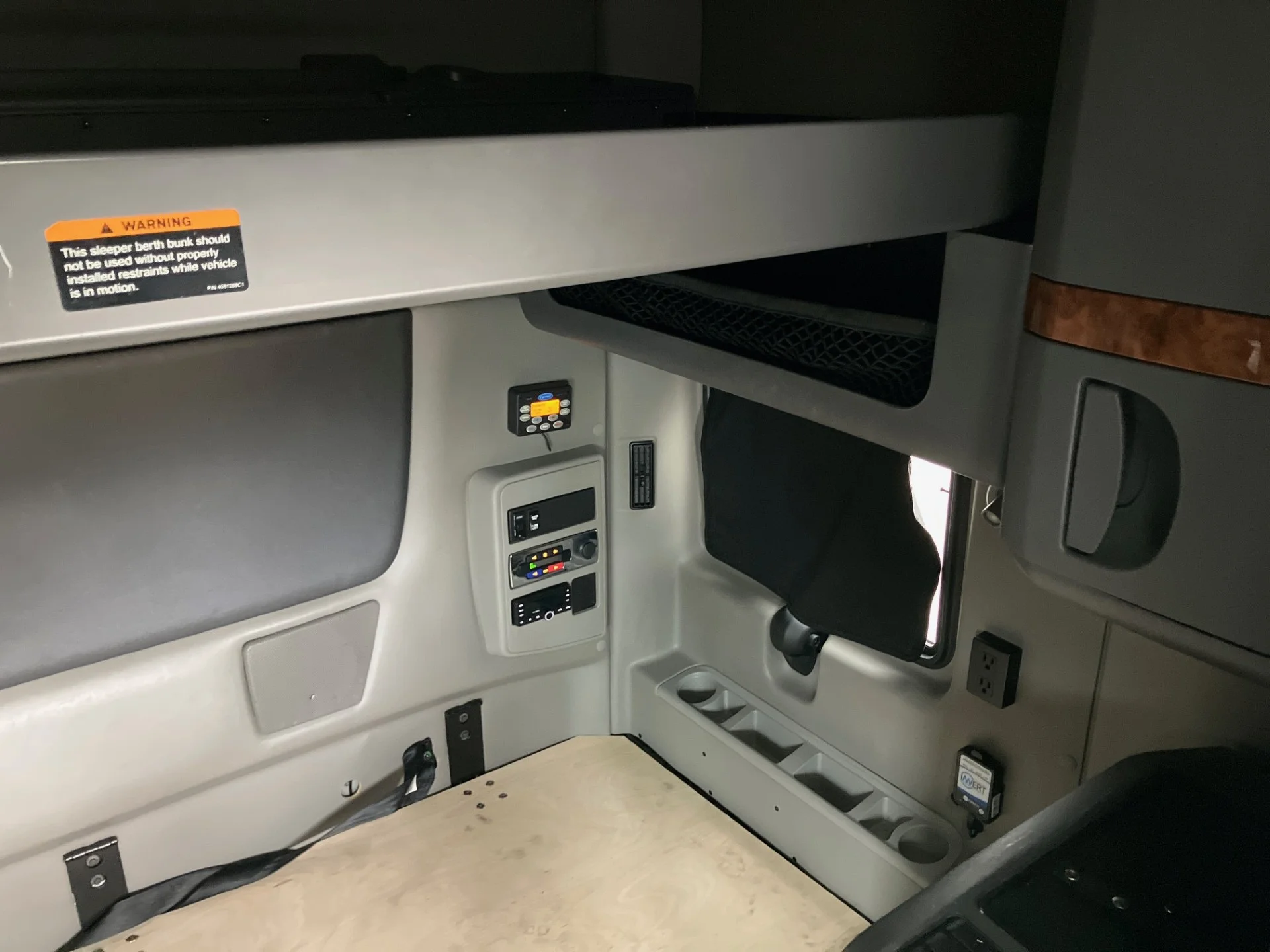 2022 International LT - image 1