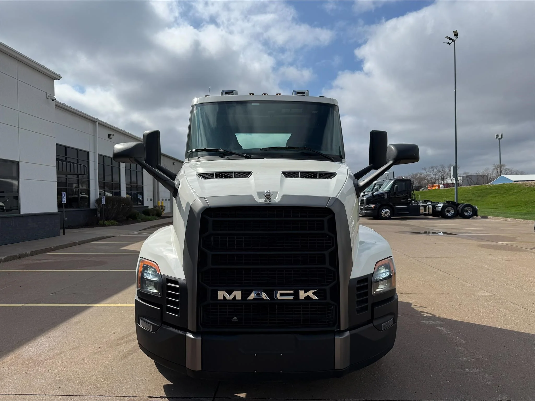 2026 Mack Pioneer — photo 2