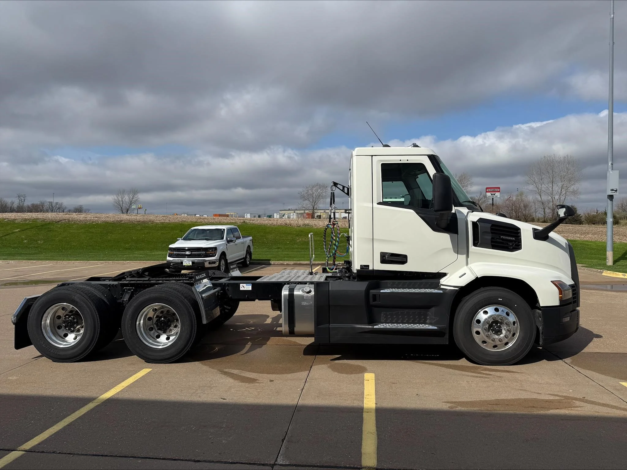 2026 Mack Pioneer — photo 4