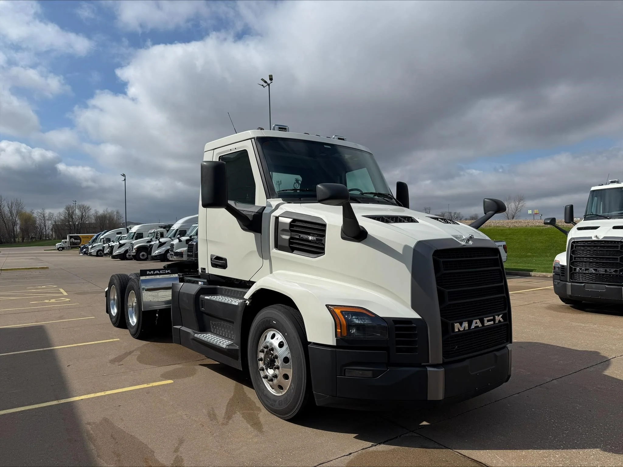 2026 Mack Pioneer — photo 3
