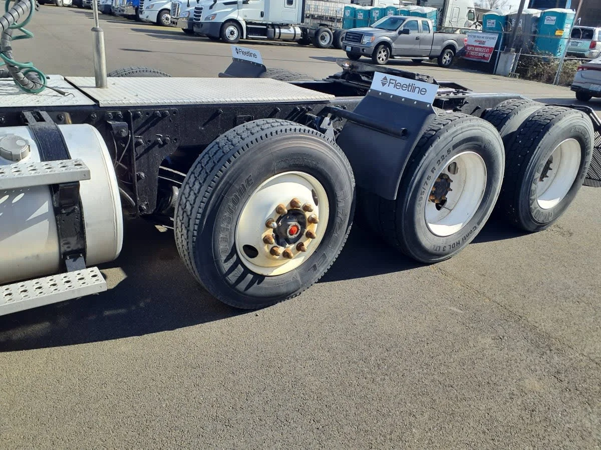 2018 Freightliner Cascadia - image 11