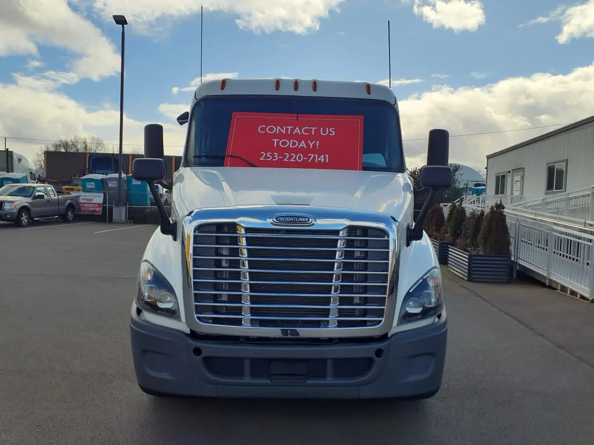 2018 Freightliner Cascadia - image 2