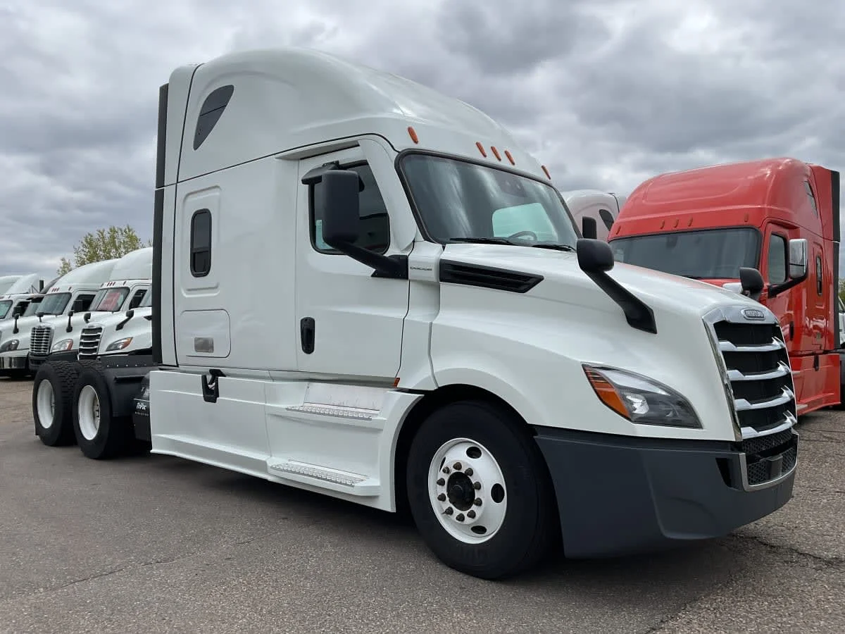 2022 Freightliner Cascadia in Minneapolis, MN — photo 3