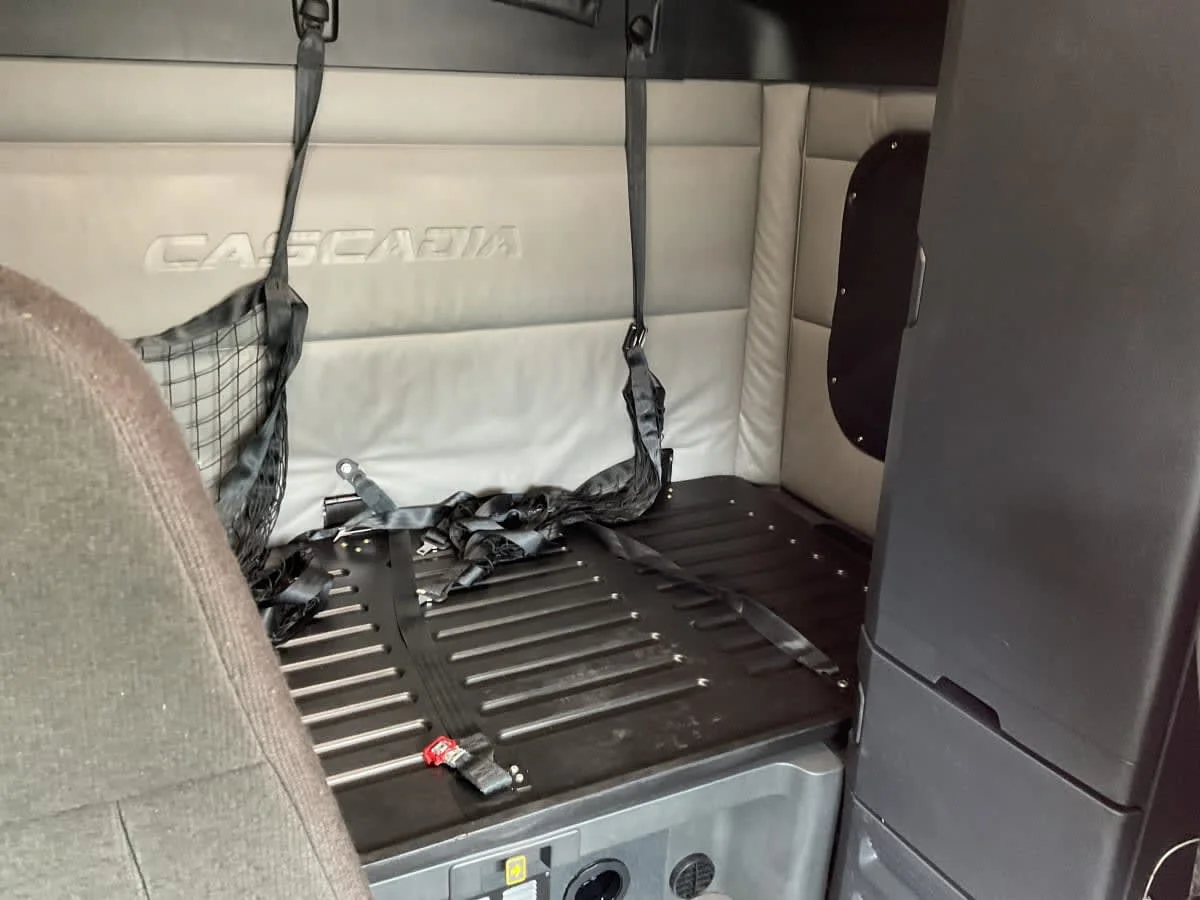 2022 Freightliner Cascadia in Minneapolis, MN — photo 8