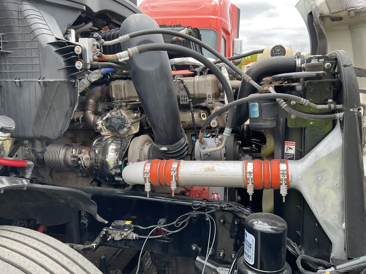 2022 Freightliner Cascadia in Minneapolis, MN — photo 10