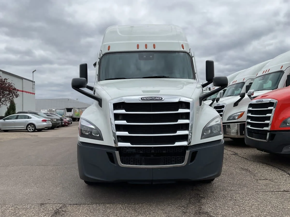 2022 Freightliner Cascadia in Minneapolis, MN — photo 2