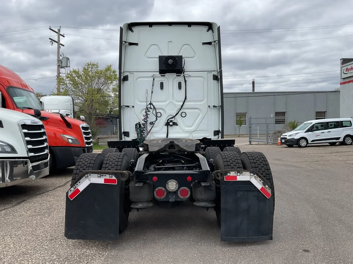 2022 Freightliner Cascadia in Minneapolis, MN — photo 5
