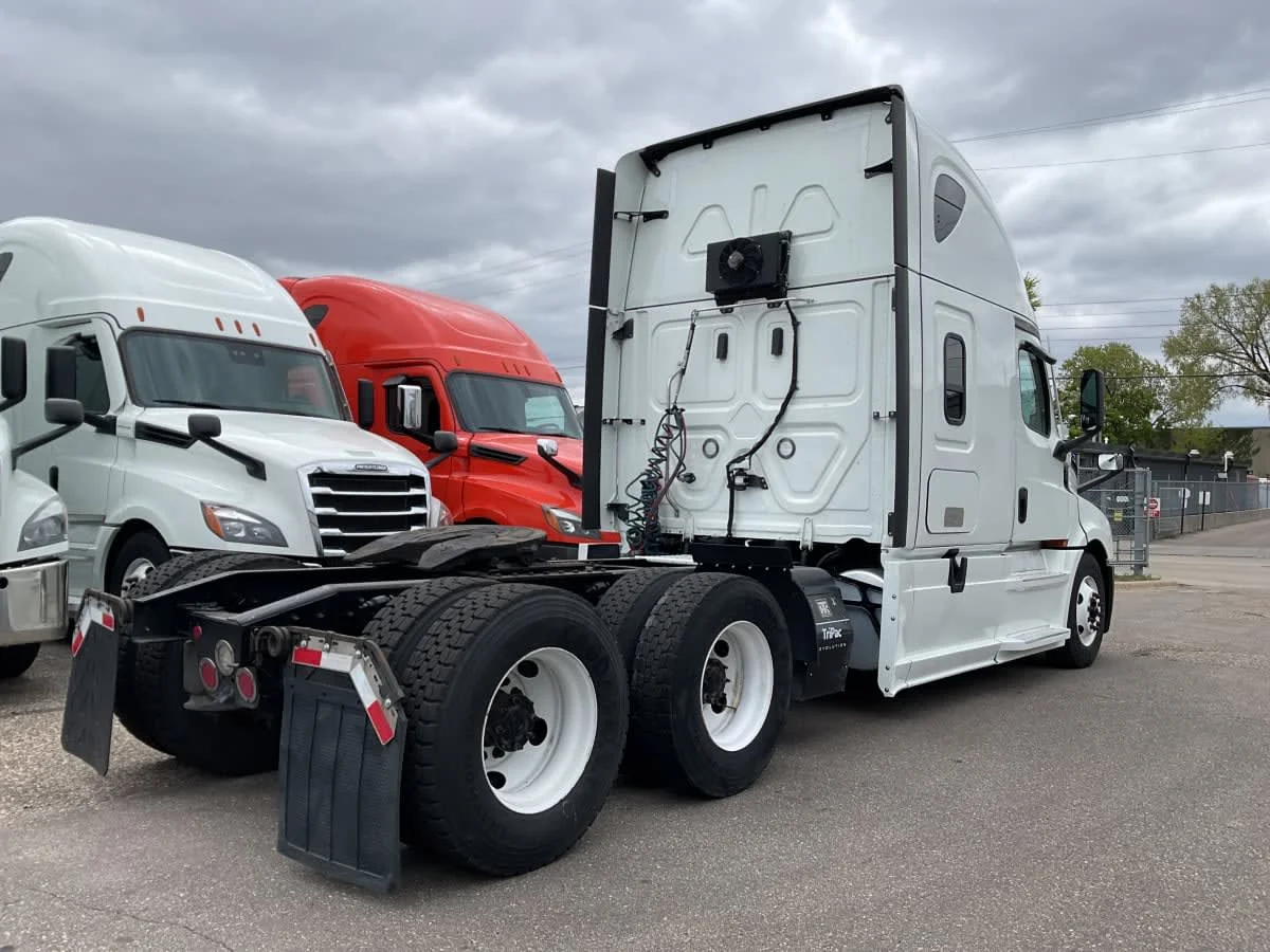 2022 Freightliner Cascadia in Minneapolis, MN — photo 4