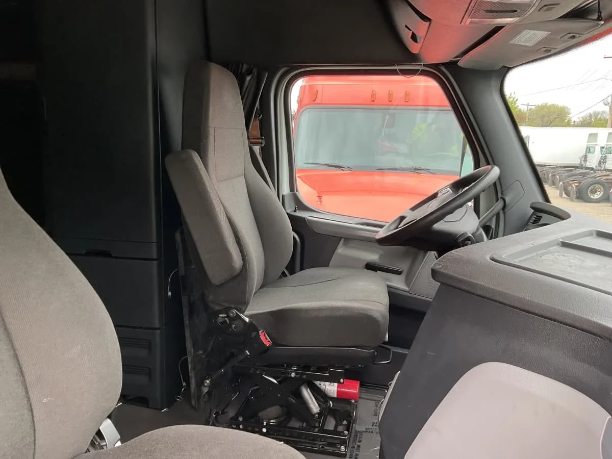2022 Freightliner Cascadia in Minneapolis, MN — photo 7