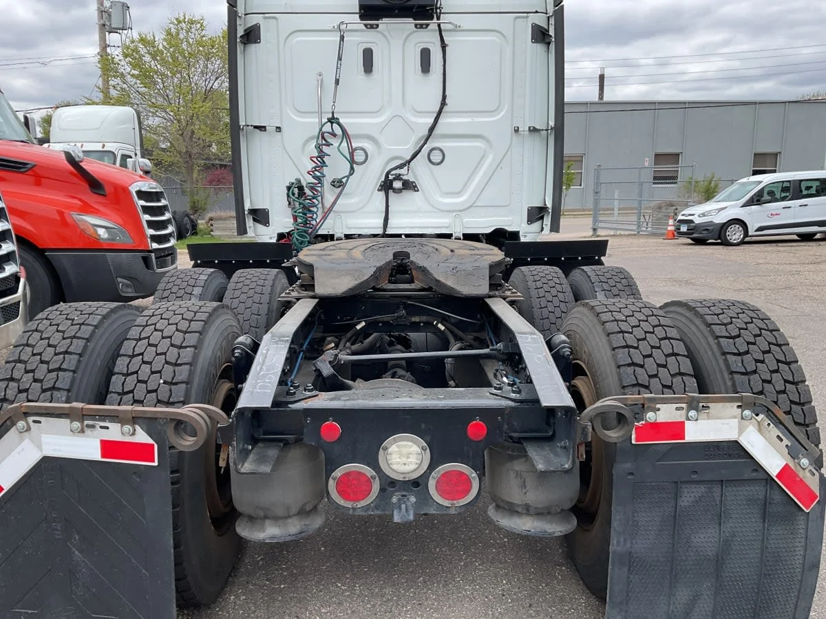 2022 Freightliner Cascadia in Minneapolis, MN — photo 11
