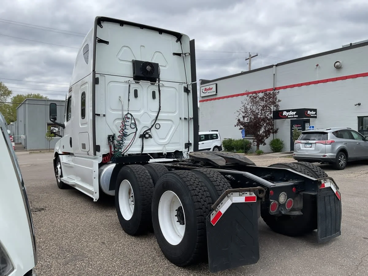 2022 Freightliner Cascadia in Minneapolis, MN — photo 6