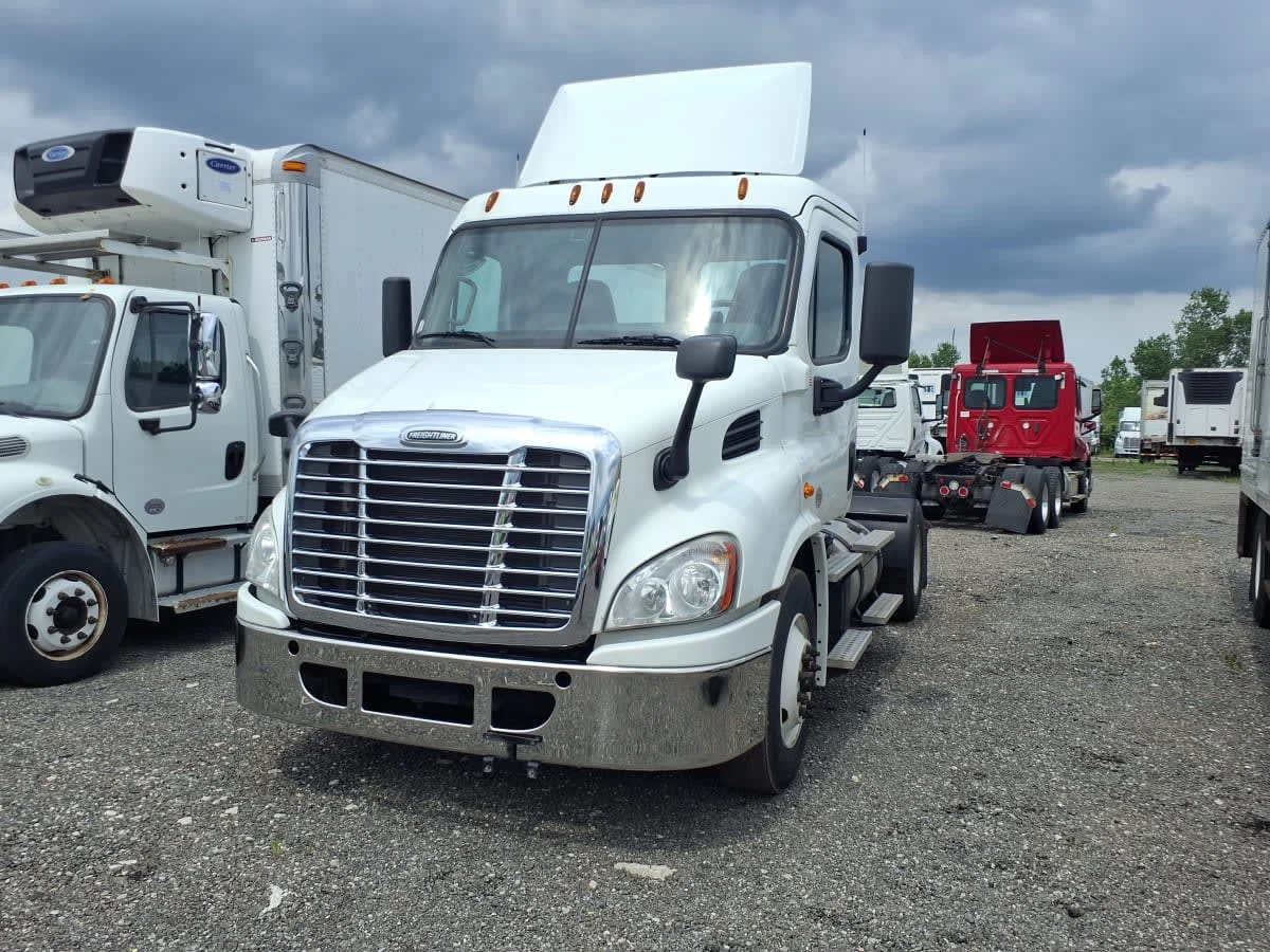 2018 Freightliner Cascadia - image 3