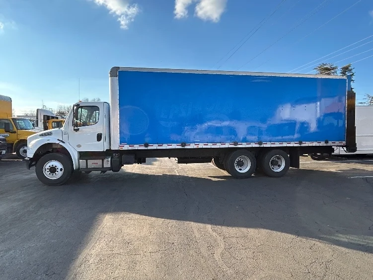 2017 Freightliner M2 106 - image 4