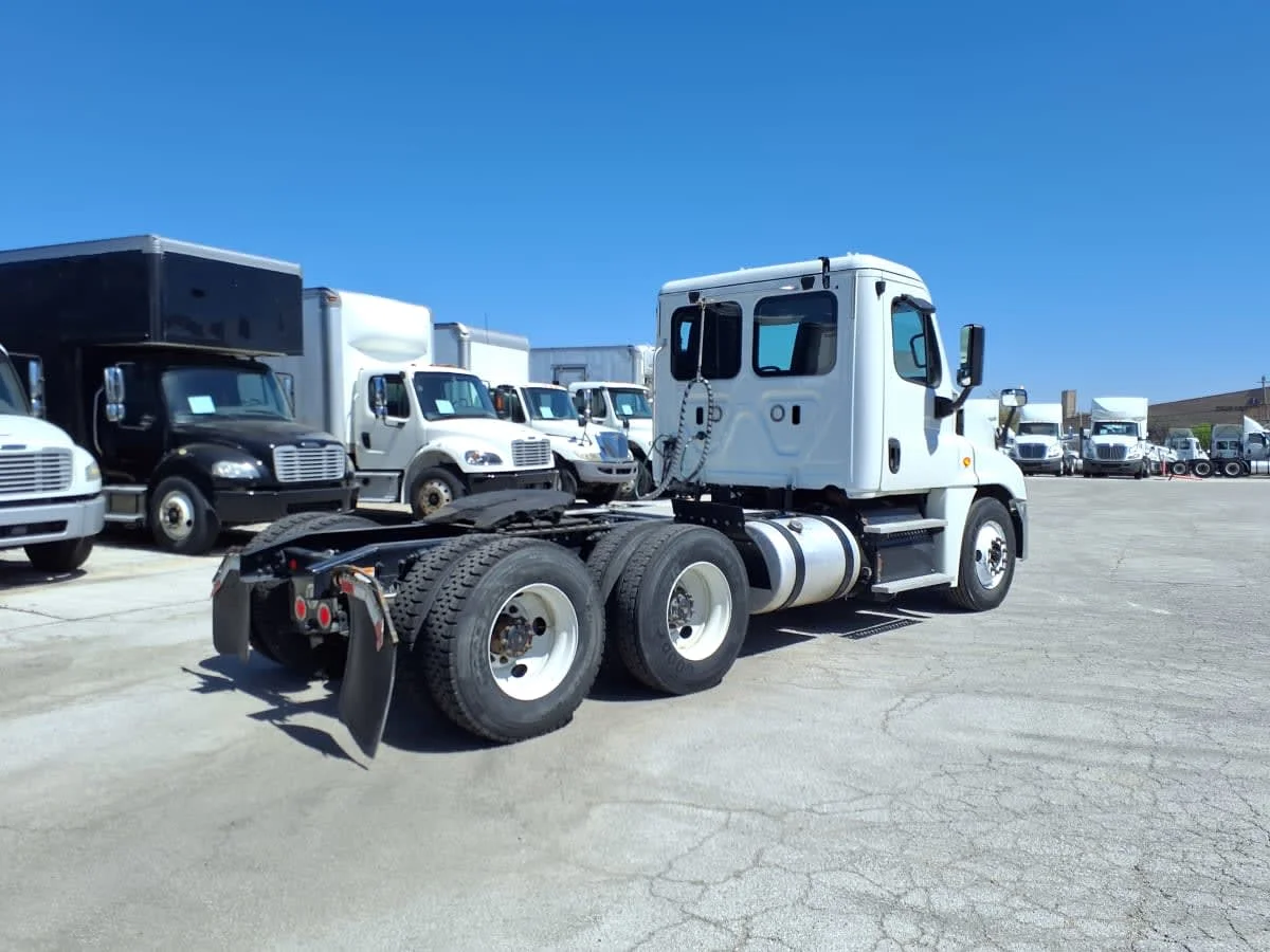 2018 Freightliner Cascadia in Fort Worth, TX — photo 4