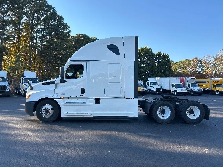 2022 Freightliner Cascadia - image 4