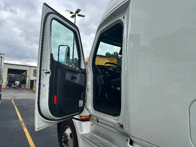 2022 Freightliner Cascadia - image 9