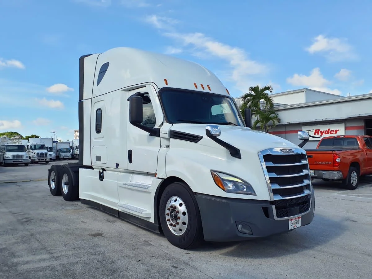 2023 Freightliner Cascadia in Miami, FL — photo 3