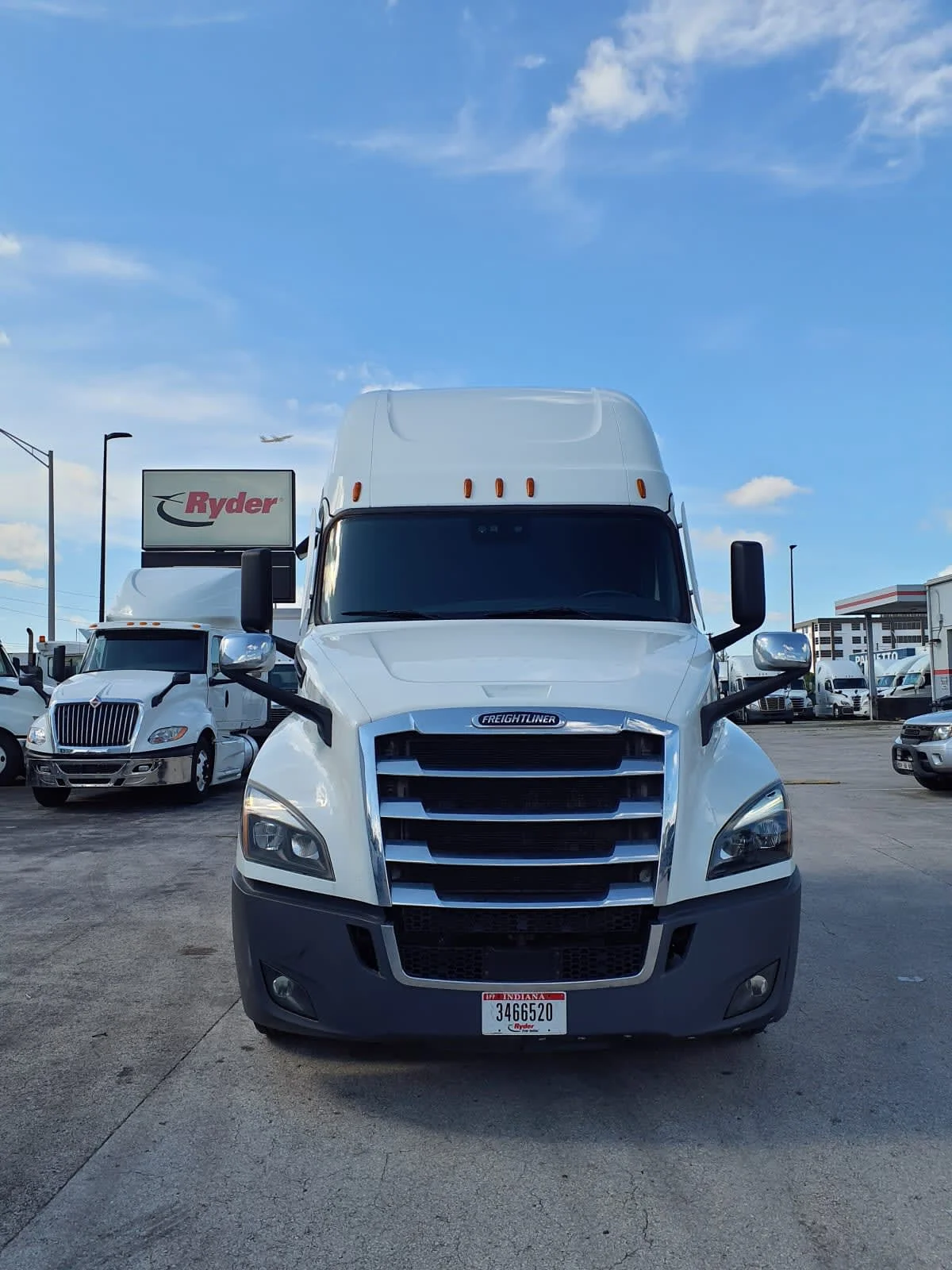2023 Freightliner Cascadia in Miami, FL — photo 2