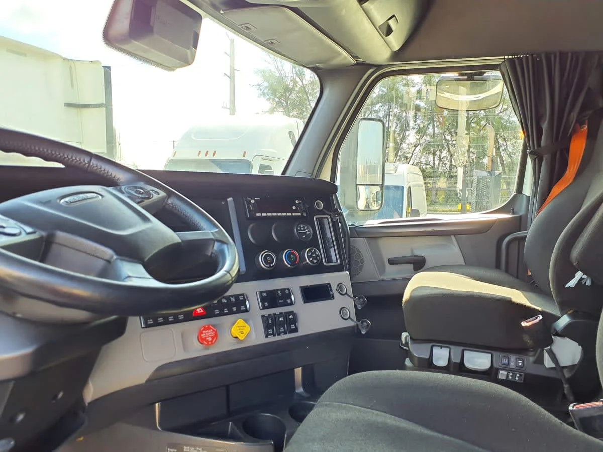 2023 Freightliner Cascadia in Miami, FL — photo 7