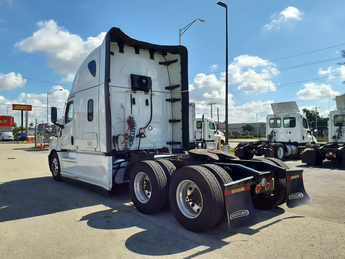 2023 Freightliner Cascadia in Miami, FL — photo 6