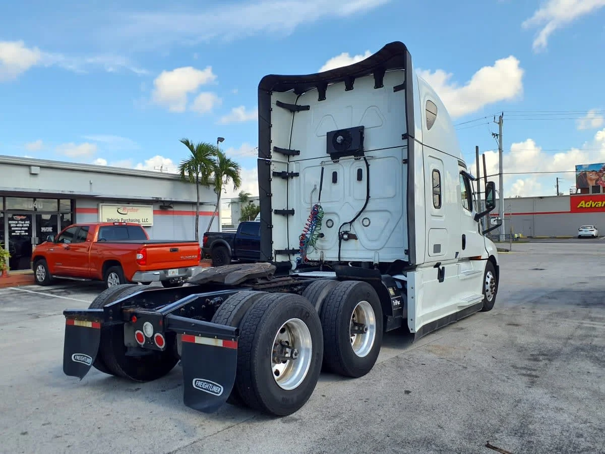 2023 Freightliner Cascadia in Miami, FL — photo 4