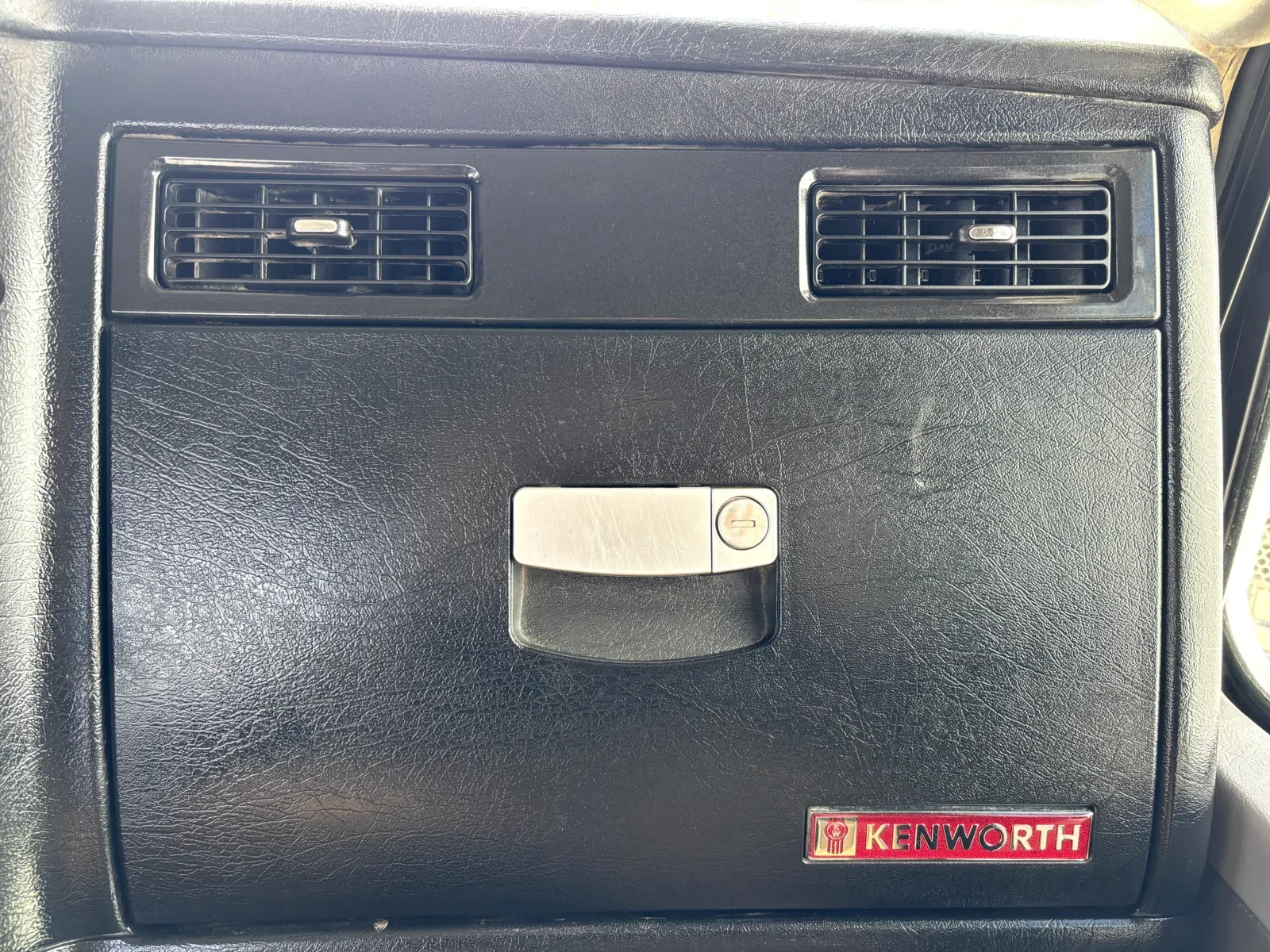 2013 Kenworth T800 - image 18