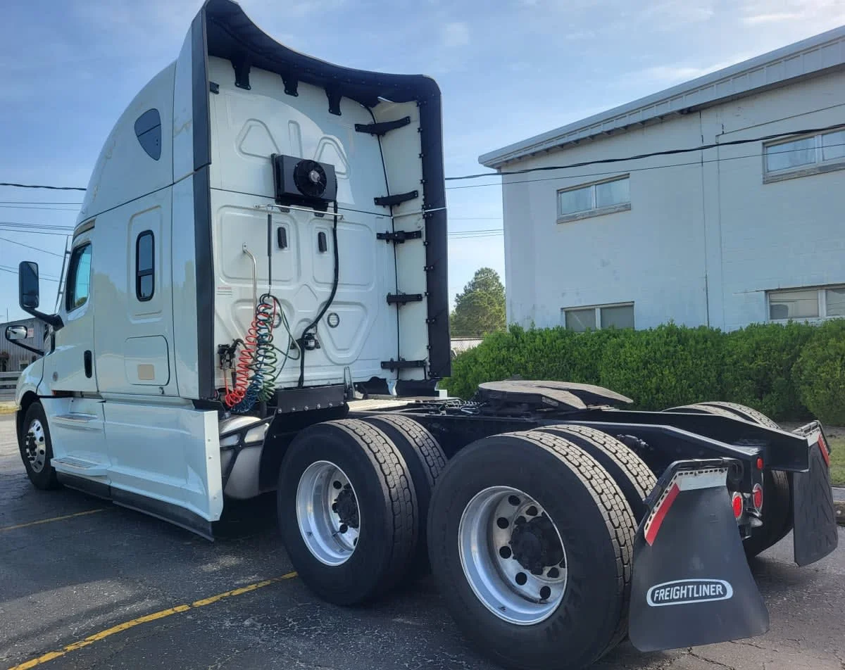 2022 Freightliner Cascadia - image 3
