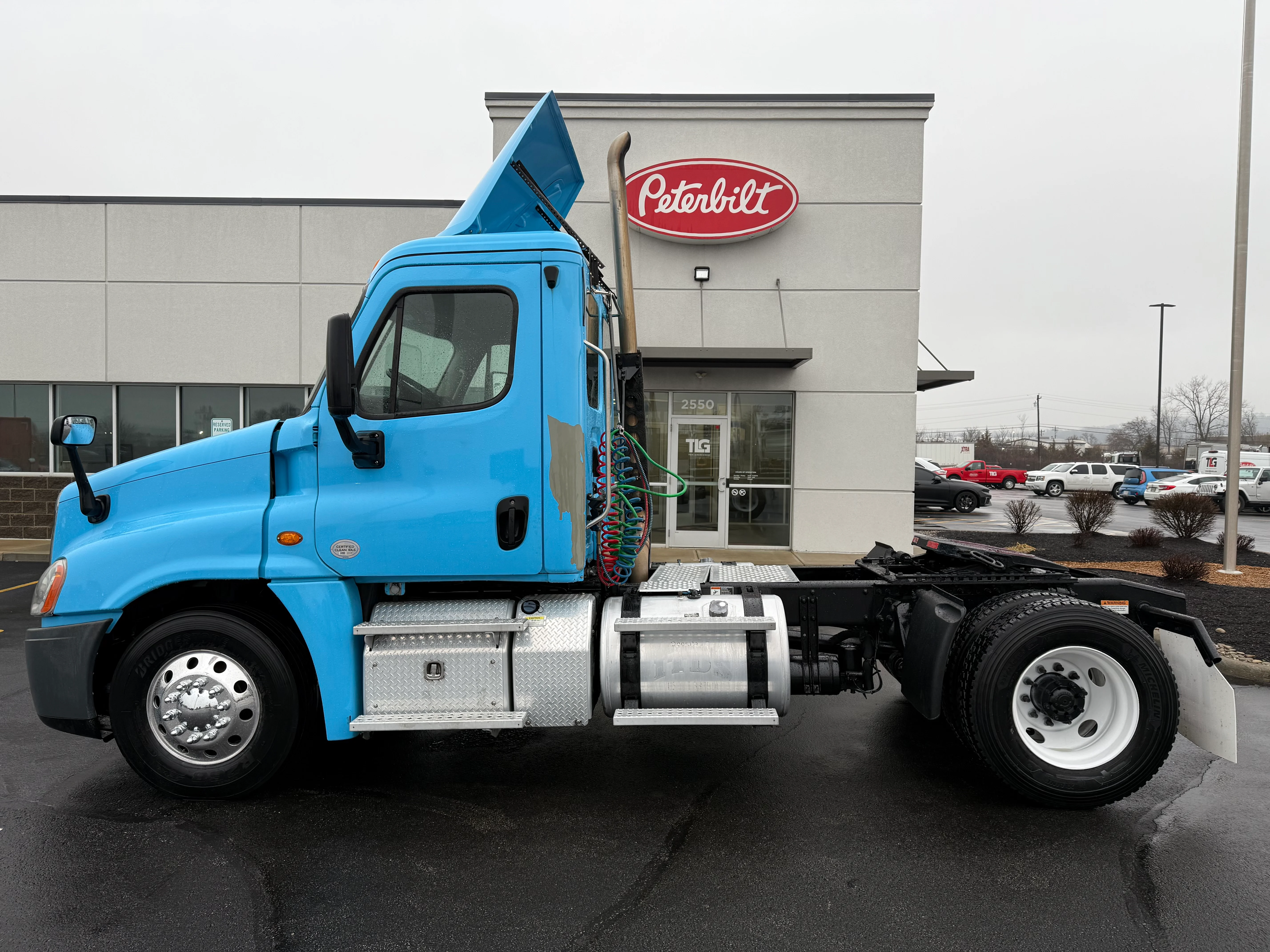 2019 Freightliner Cascadia - image 2