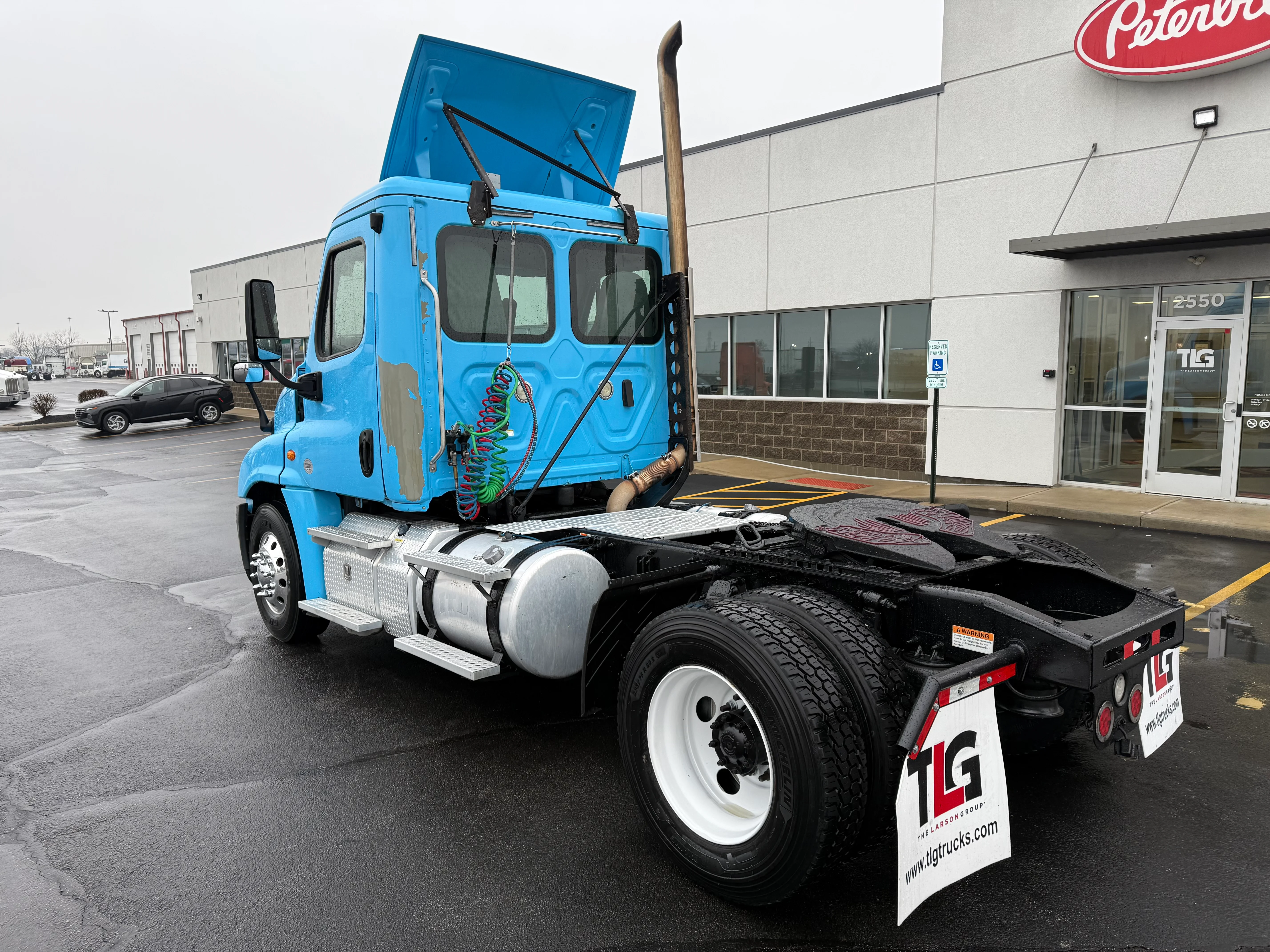 2019 Freightliner Cascadia - image 3