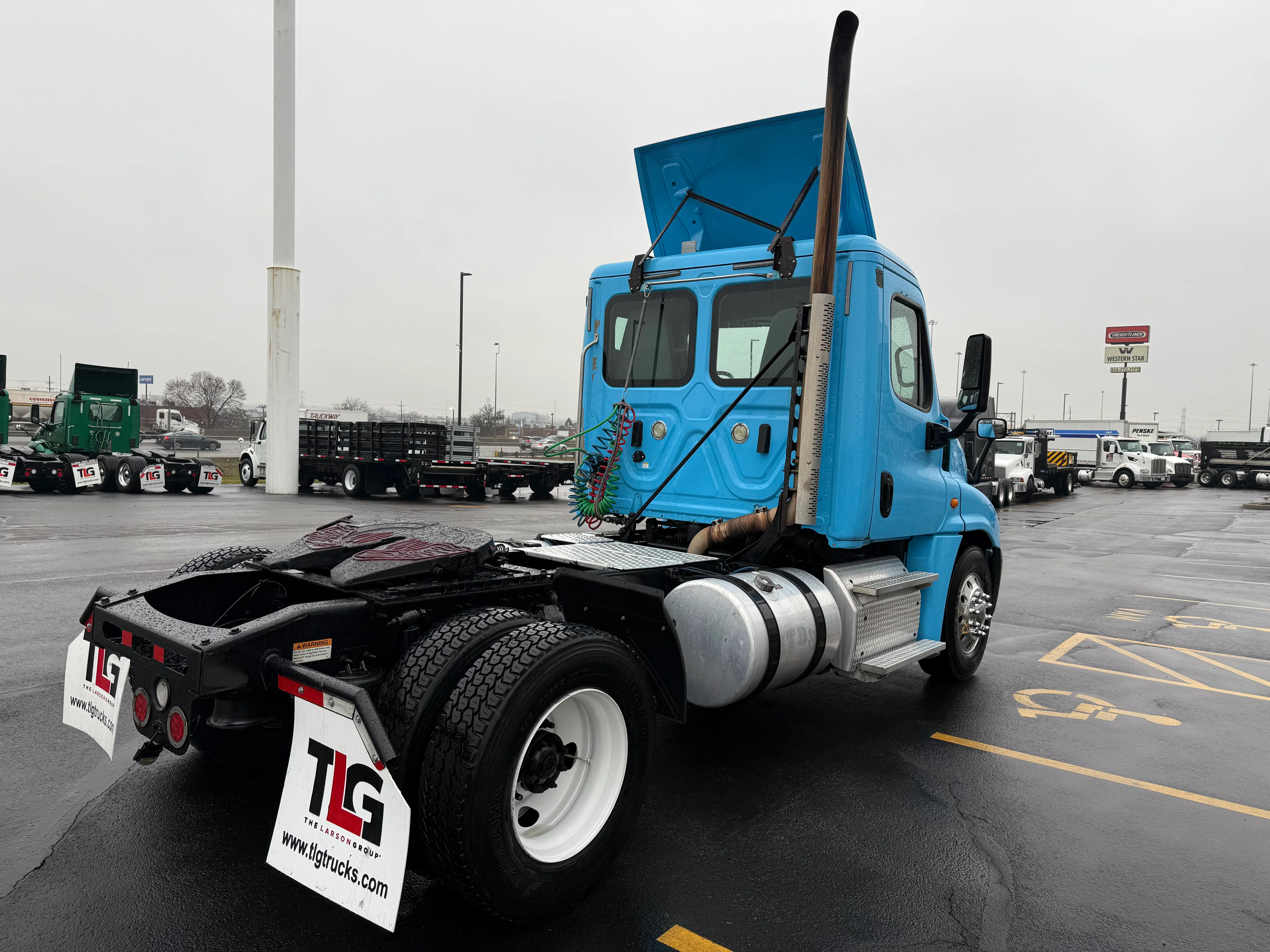 2019 Freightliner Cascadia - image 5