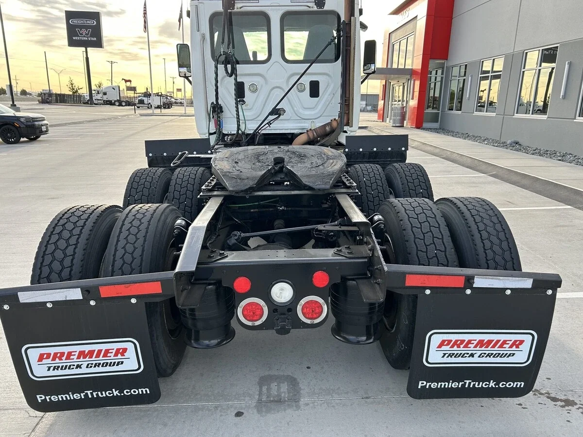 2015 Freightliner Cascadia - image 7