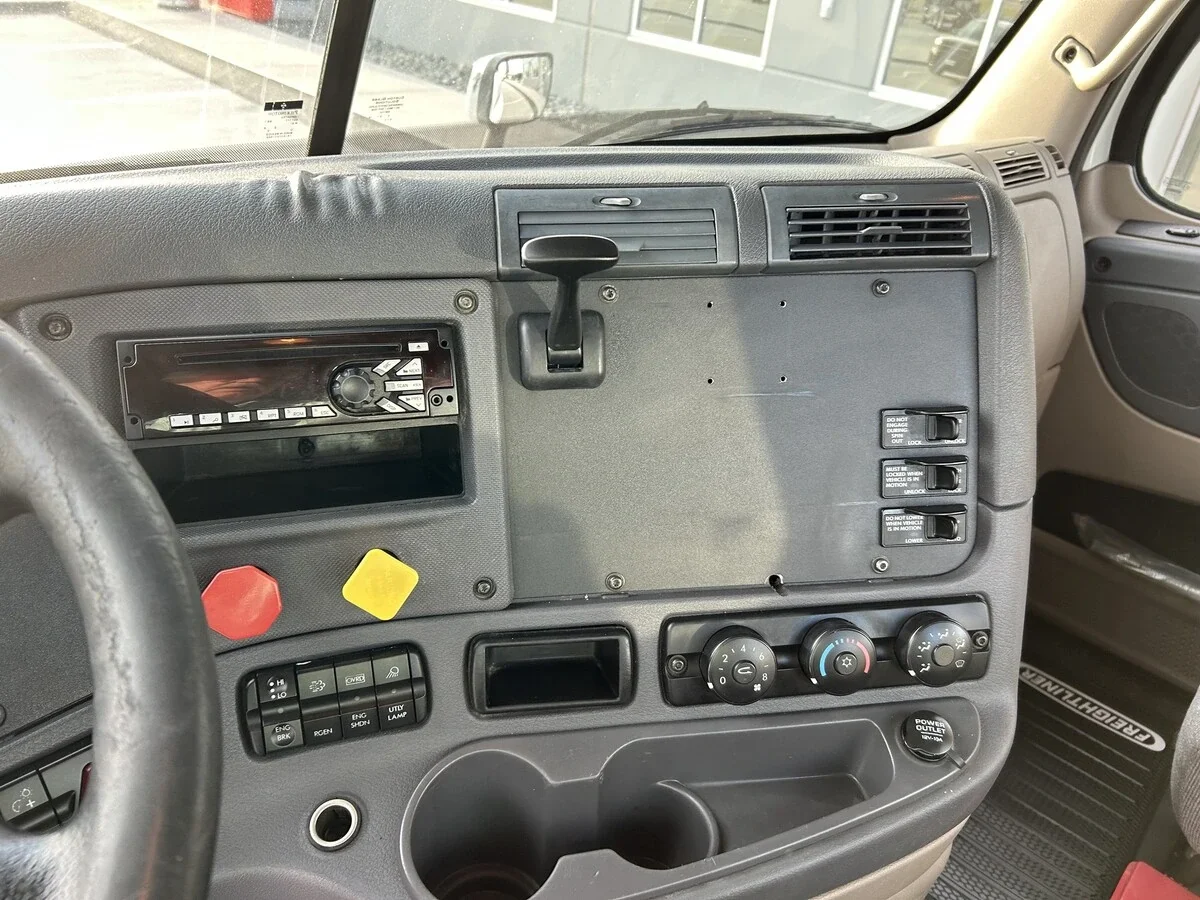 2015 Freightliner Cascadia - image 16