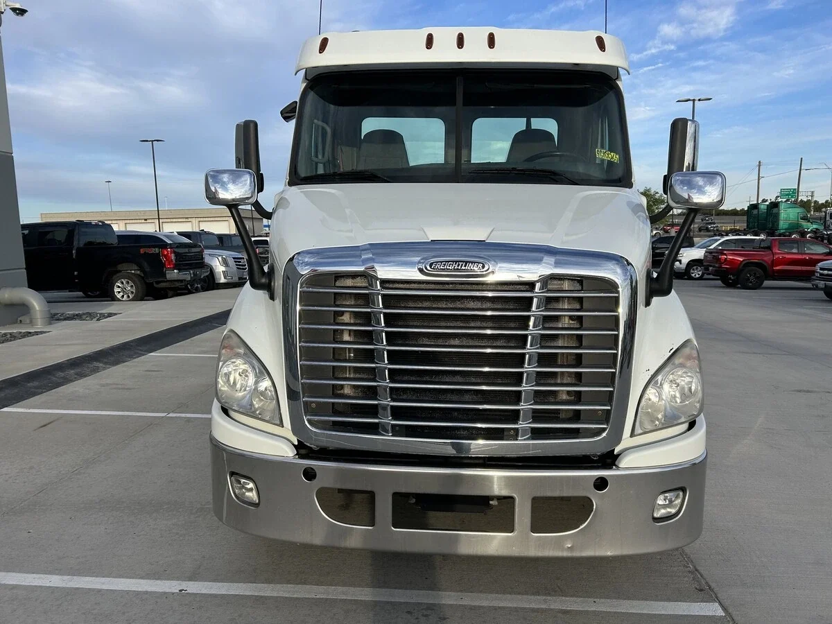 2015 Freightliner Cascadia - image 2